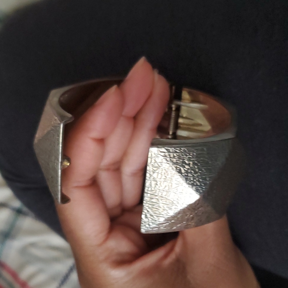 Fashion Cuffed Bracelet - Picture 3 of 4